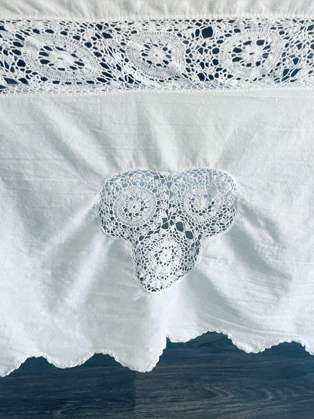 Vintage Tablecloth w Crochet Inserts & Trim White Cotton 68x100